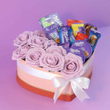 Regalo de chocolates Milka en caja premium decorada con rosas.

