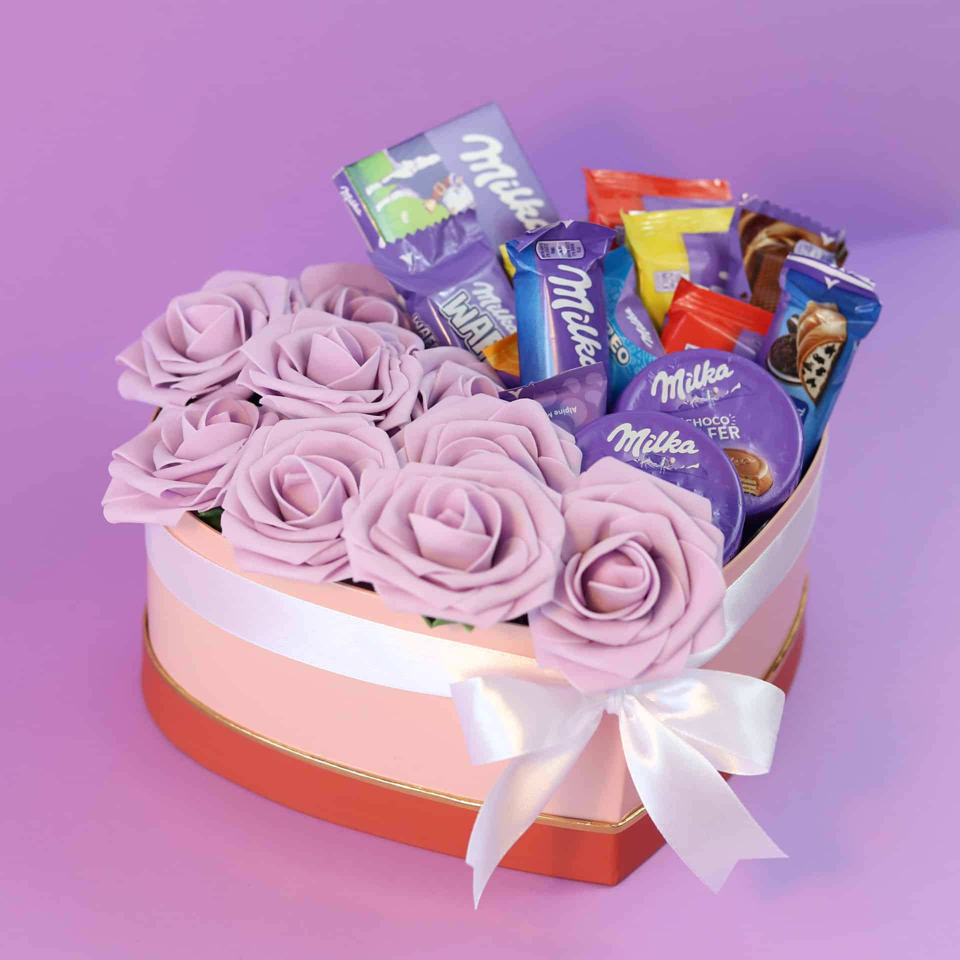 Regalo de chocolates Milka en caja premium decorada con rosas.
