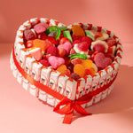 Detalle lateral de la tarta con chuches variadas y mini Kinder para regalar en el Día de la Madre.