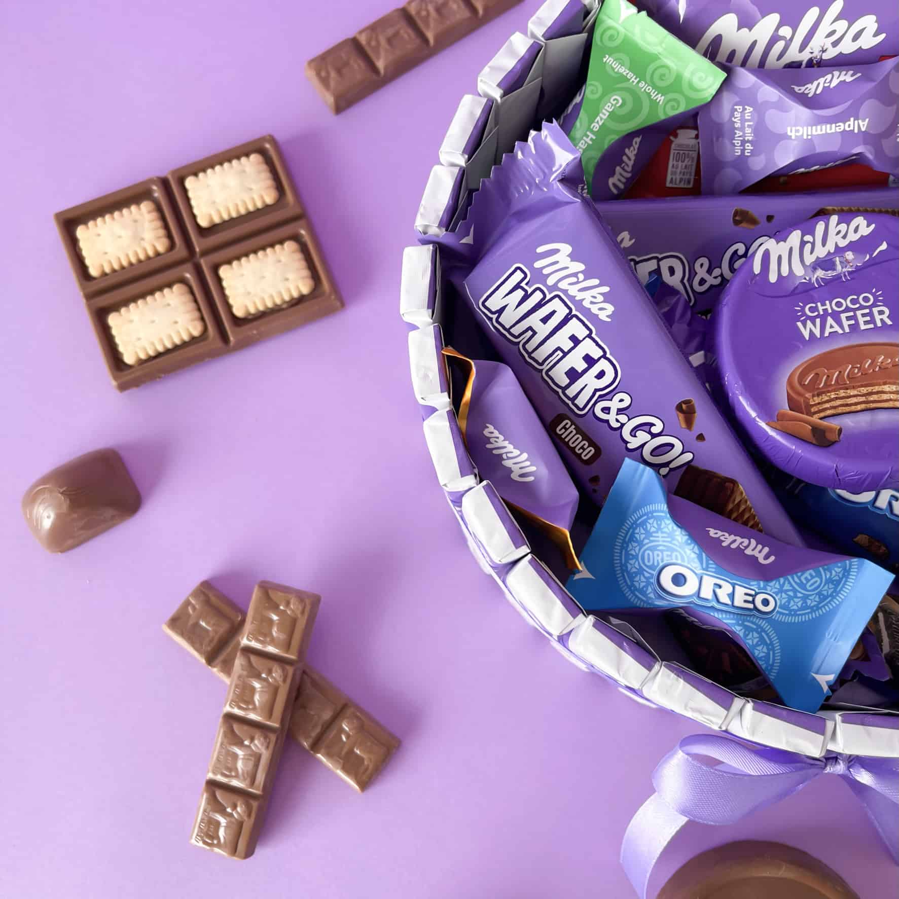 Tarta decorativa con surtido Milka para cumpleaños y celebraciones.
