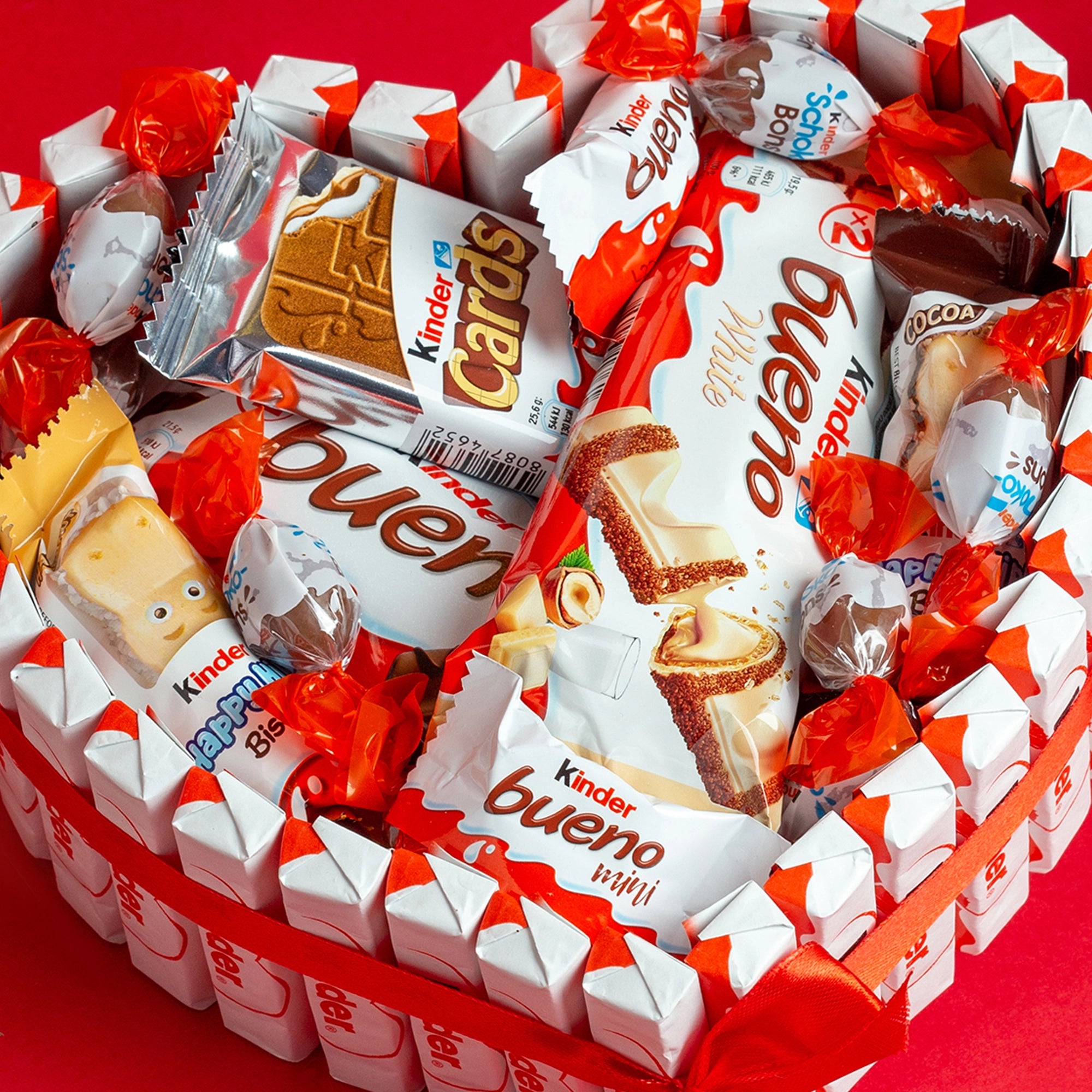 Detalle del surtido de chocolatinas Kinder Bueno en tarta de corazón.