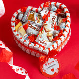 Detalle del surtido de chocolatinas Kinder Bueno en tarta de corazón.