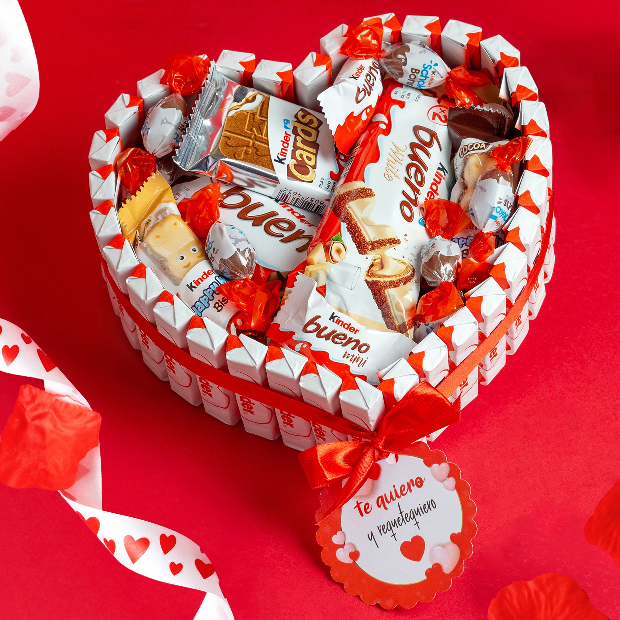 Detalle del surtido de chocolatinas Kinder Bueno en tarta de corazón.