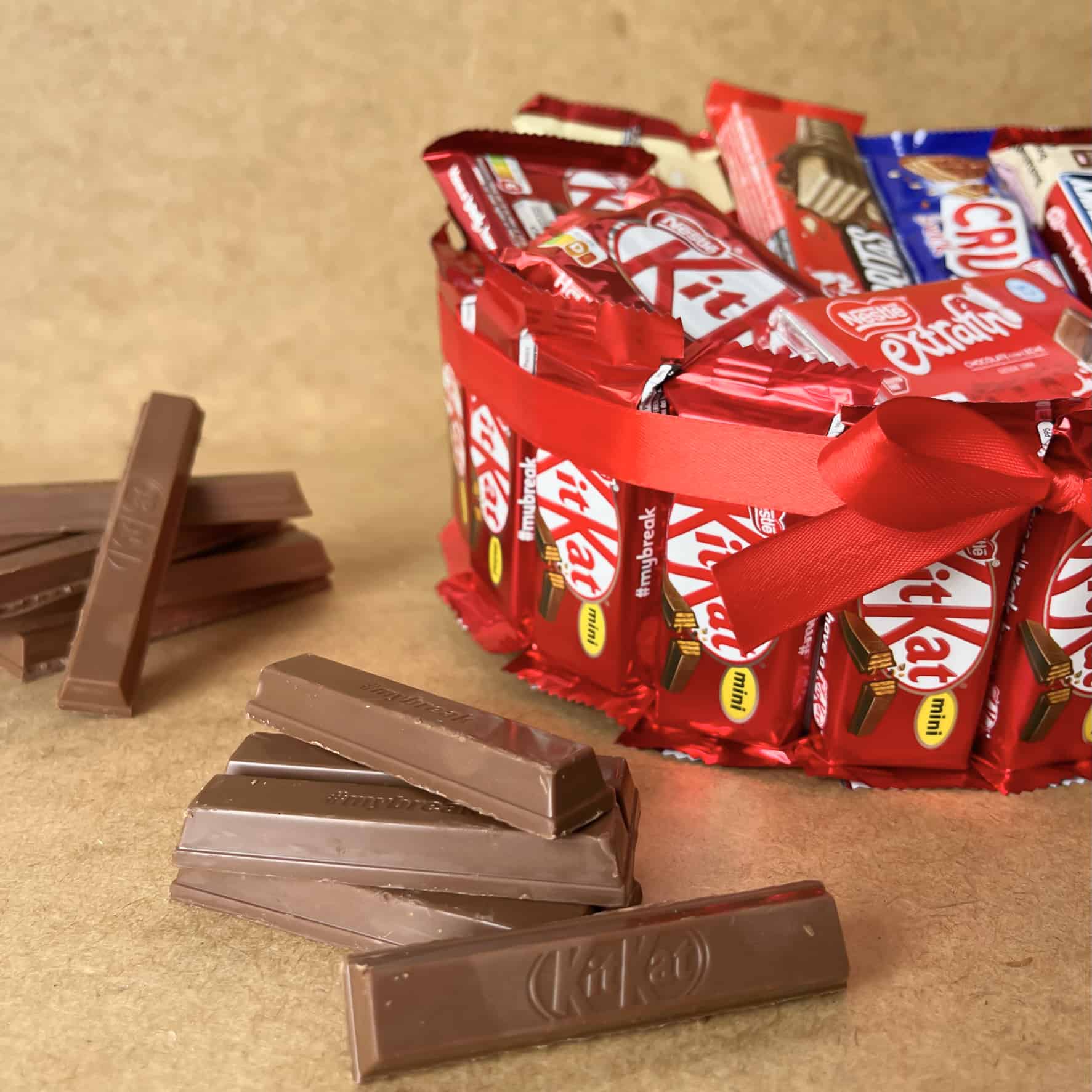 Cesta regalo Kit Kat para cumpleaños y ocasiones especiales.
