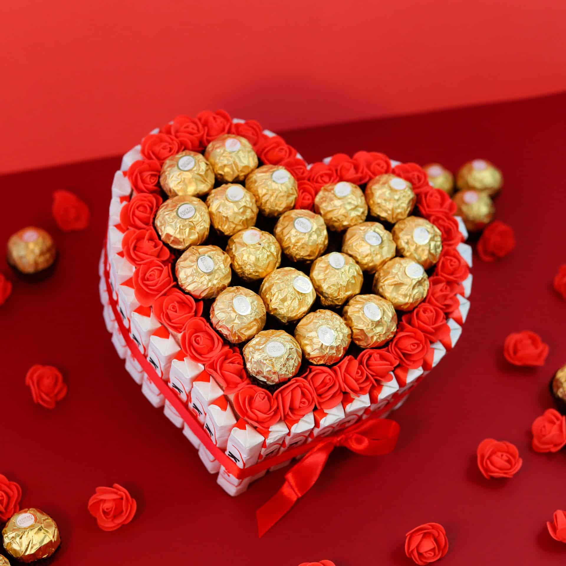 Tarta de corazón con chocolates Ferrero Rocher