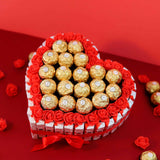 Tarta de bombones Ferrero Rocher en forma de corazón con decoración floral.
