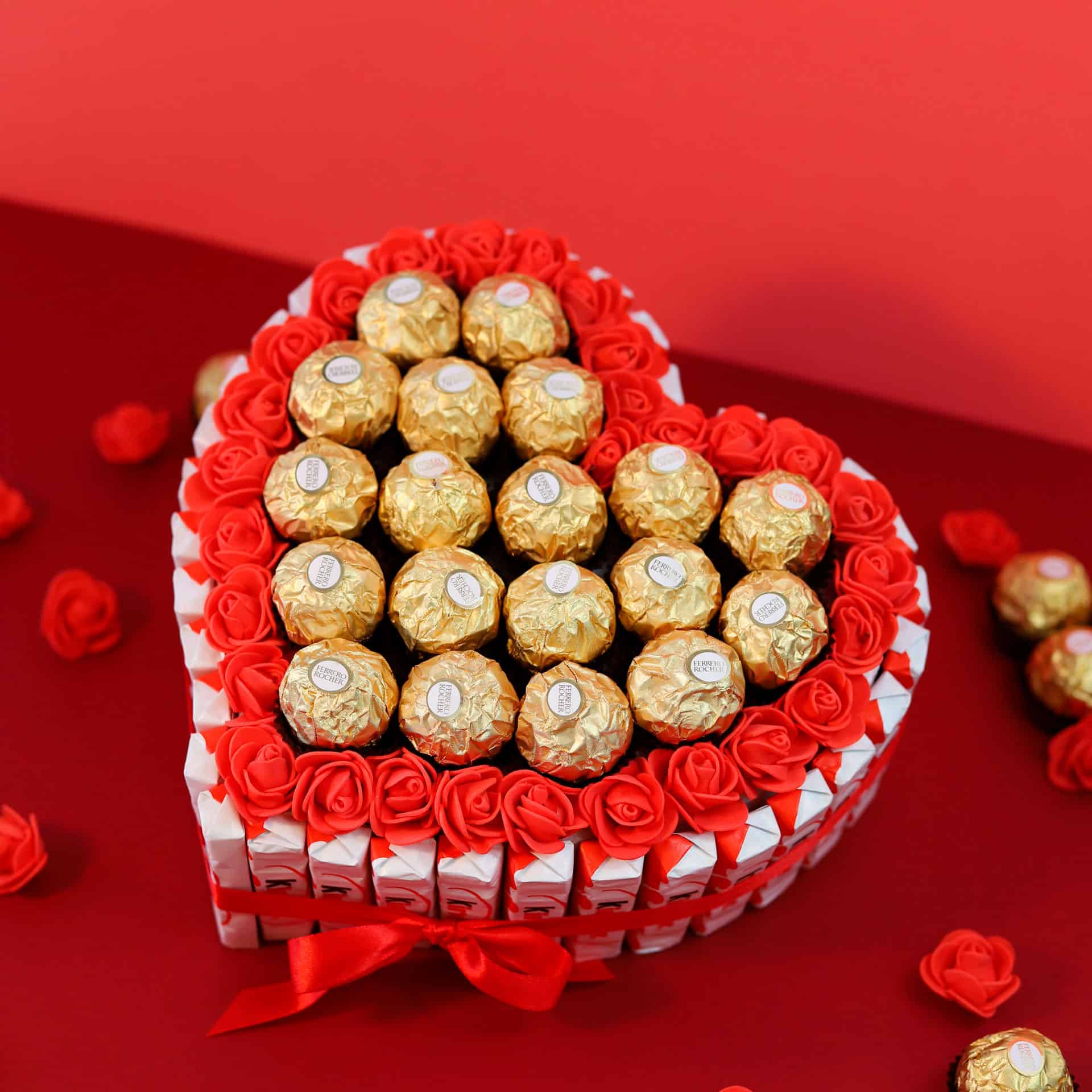 Tarta de bombones Ferrero Rocher en forma de corazón con decoración floral.
