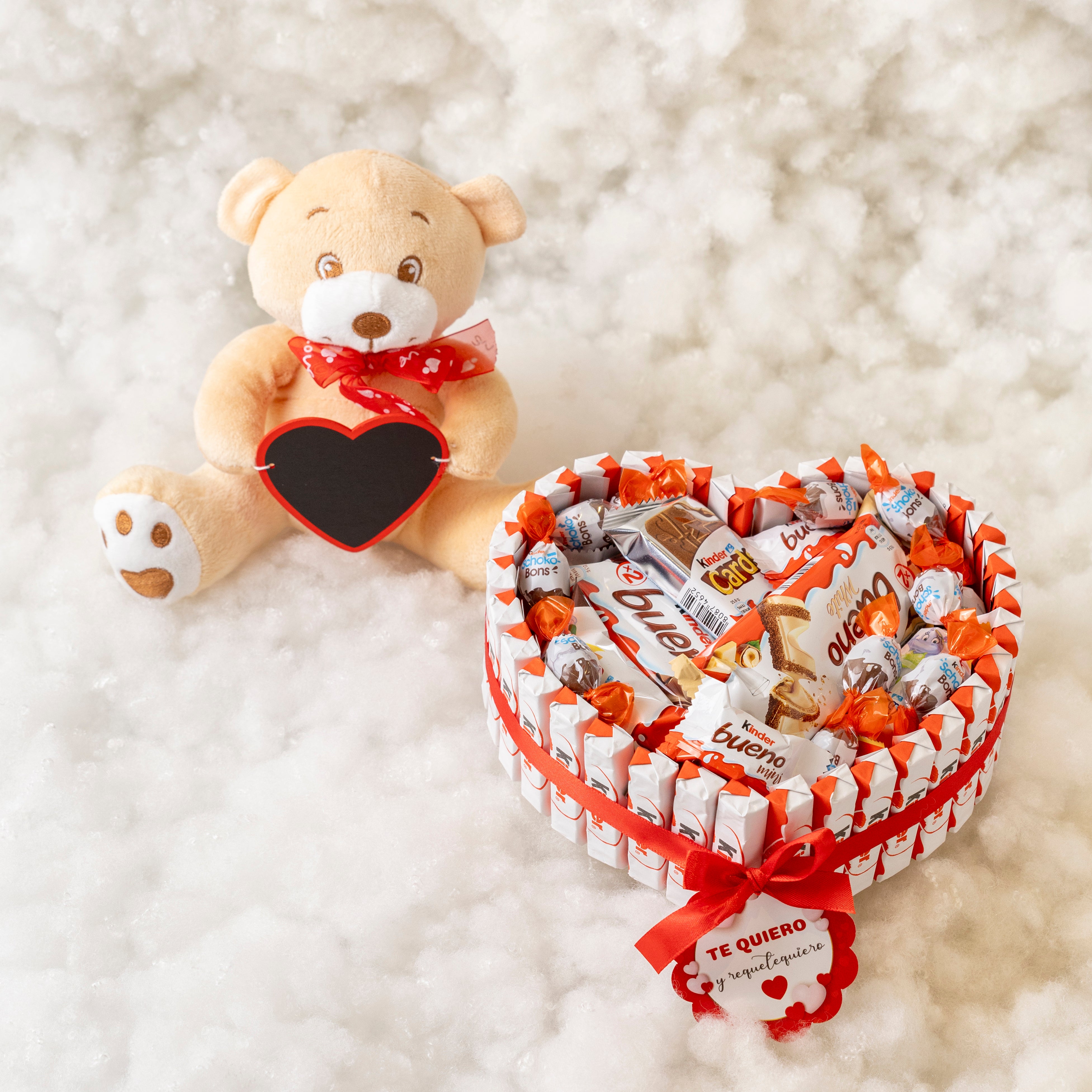 Tarta de corazón Kinder Bueno decorada con lazos y etiqueta romántica.
