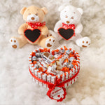 Tarta con forma de corazón rellena de chocolatinas kinder y un oso de peluche para regalar