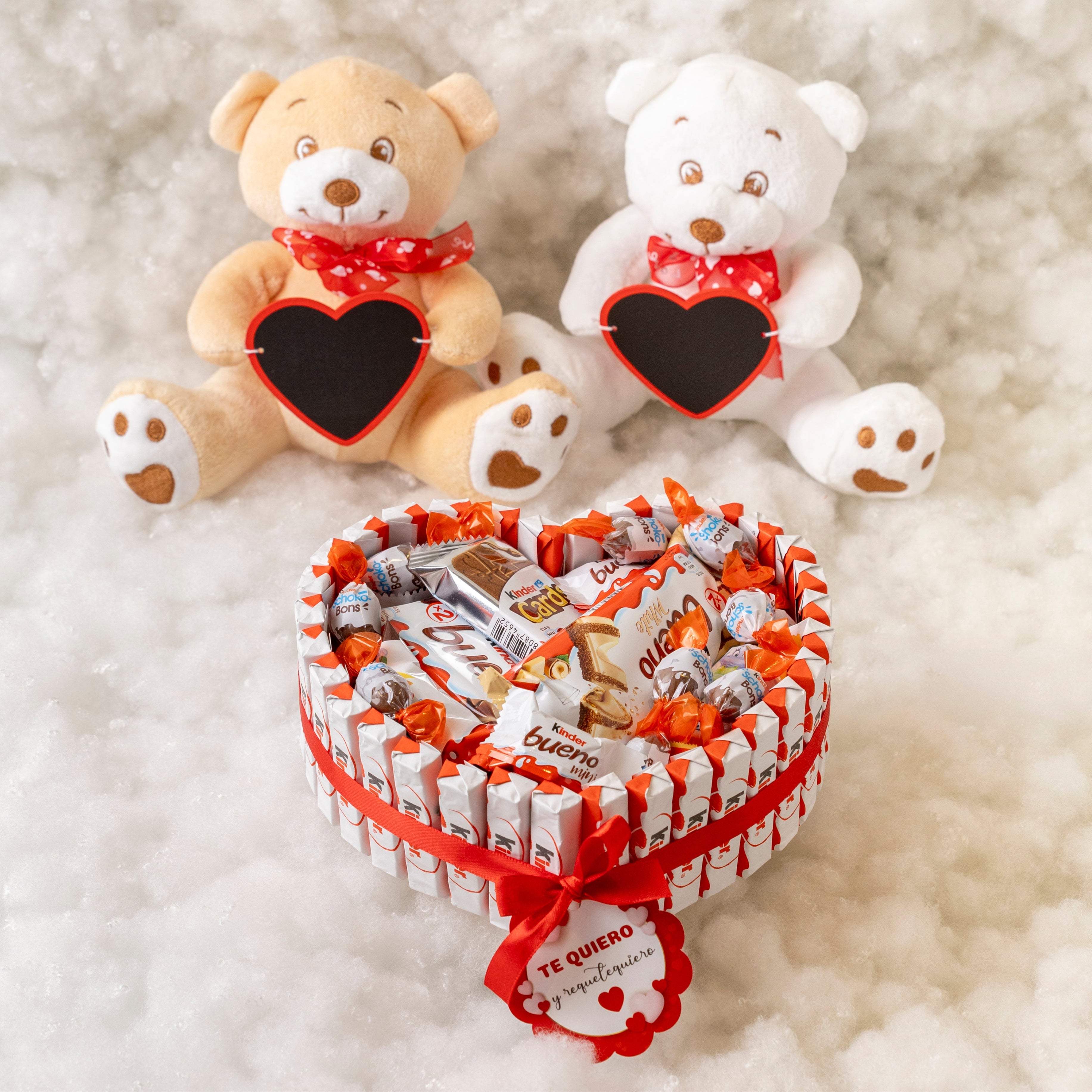 Tarta con forma de corazón rellena de chocolatinas kinder y un oso de peluche para regalar